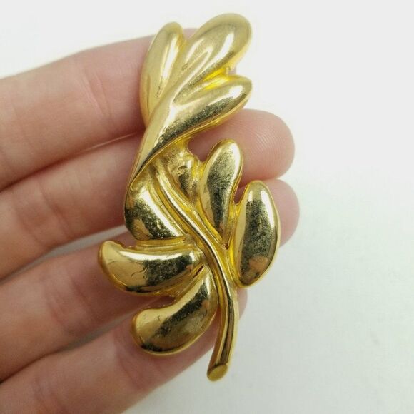 Vintage Gold Tone Leaf Shape Brooch, Retro Modern Style Design, Unisex Pin - Picture 5 of 6
